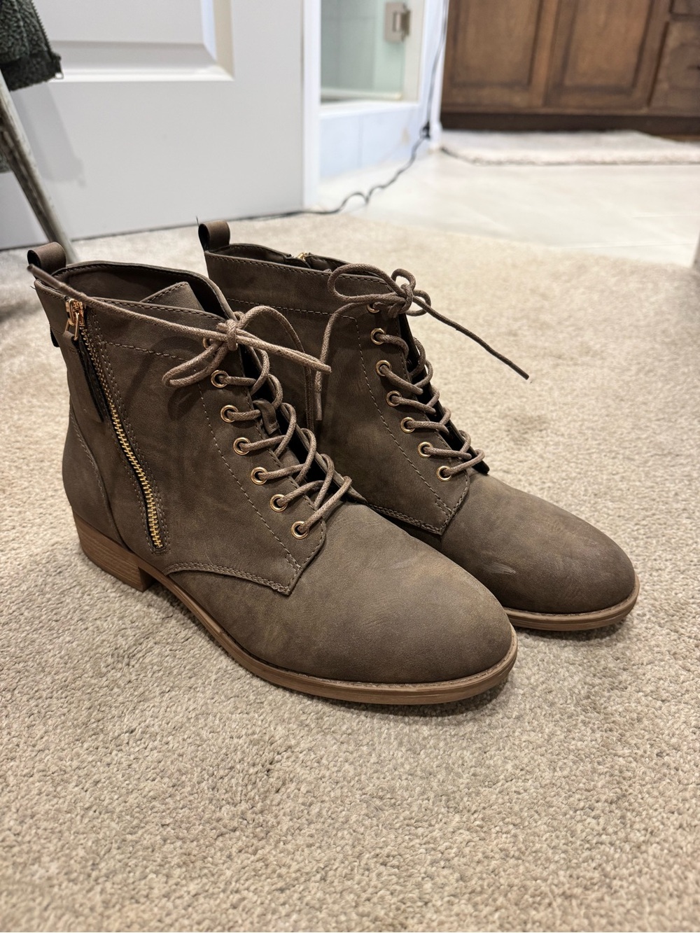 Women's Lace-Up Desert Ankle Boots in Taupe